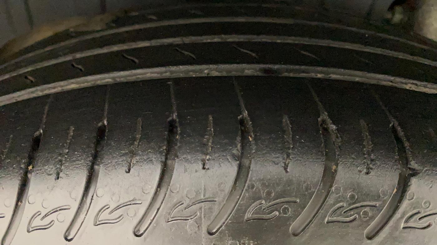 2022 Mahindra XUV300 W8 (O) 1.2 PETROL AMT, Petrol, Automatic, 31,369 km, Right Rear Tyre Tread
