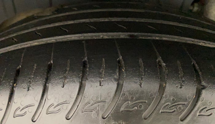 2022 Mahindra XUV300 W8 (O) 1.2 PETROL AMT, Petrol, Automatic, 31,369 km, Right Rear Tyre Tread