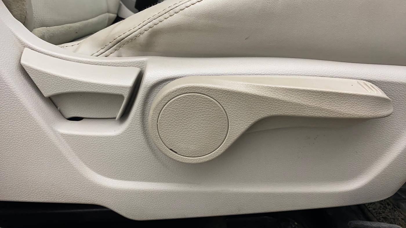 2022 Mahindra XUV300 W8 (O) 1.2 PETROL AMT, Petrol, Automatic, 31,369 km, Driver Side Adjustment Panel
