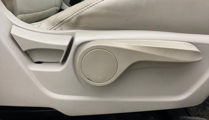2022 Mahindra XUV300 W8 (O) 1.2 PETROL AMT, Petrol, Automatic, 31,369 km, Driver Side Adjustment Panel