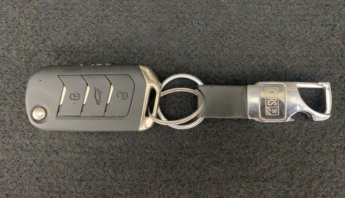 2022 Mahindra XUV300 W8 (O) 1.2 PETROL AMT, Petrol, Automatic, 31,369 km, Key Close Up