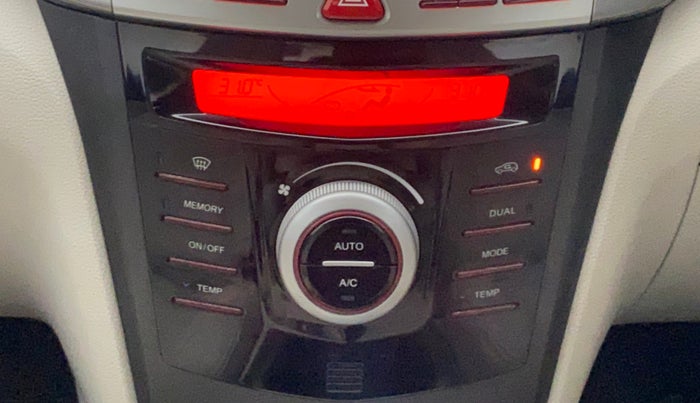 2022 Mahindra XUV300 W8 (O) 1.2 PETROL AMT, Petrol, Automatic, 31,369 km, Automatic Climate Control