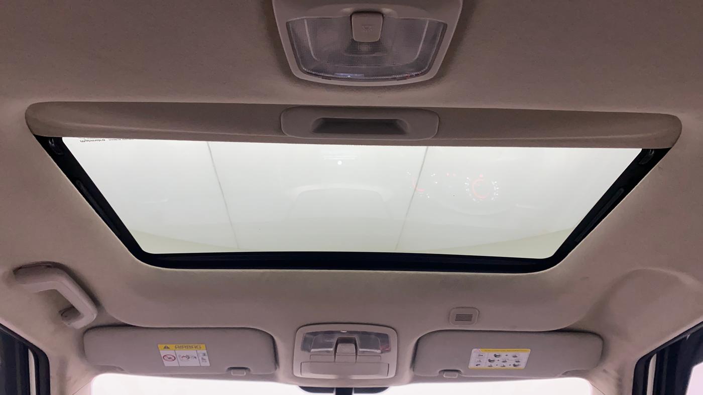 2022 Mahindra XUV300 W8 (O) 1.2 PETROL AMT, Petrol, Automatic, 31,369 km, Moonroof/ Sunroof