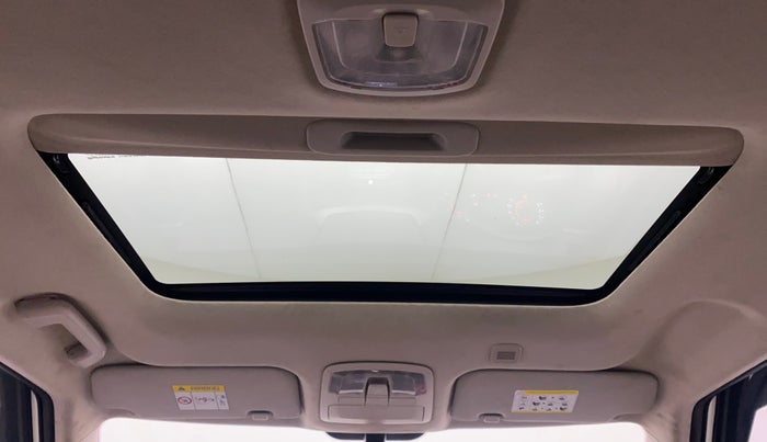 2022 Mahindra XUV300 W8 (O) 1.2 PETROL AMT, Petrol, Automatic, 31,369 km, Moonroof/ Sunroof