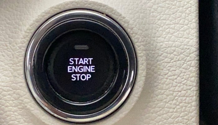 2022 Mahindra XUV300 W8 (O) 1.2 PETROL AMT, Petrol, Automatic, 31,369 km, Keyless Start/ Stop Button