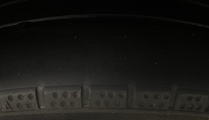 2014 Hyundai New Elantra 1.6 SX AT DIESEL, Diesel, Automatic, 1,02,277 km, Right Rear Tyre Tread