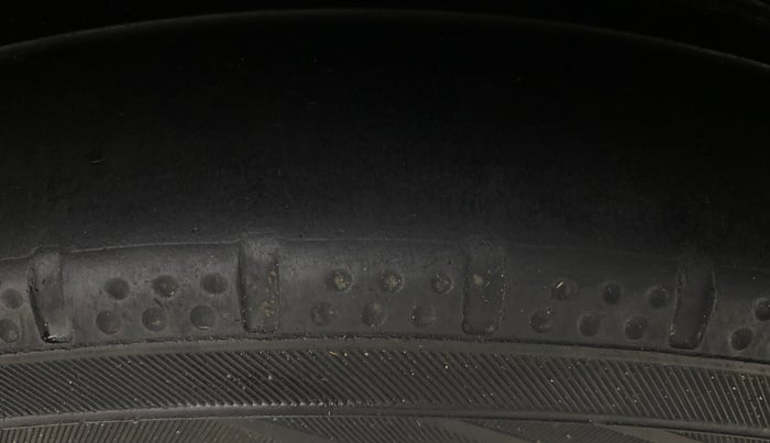 2014 Hyundai New Elantra 1.6 SX AT DIESEL, Diesel, Automatic, 1,02,277 km, Left Rear Tyre Tread