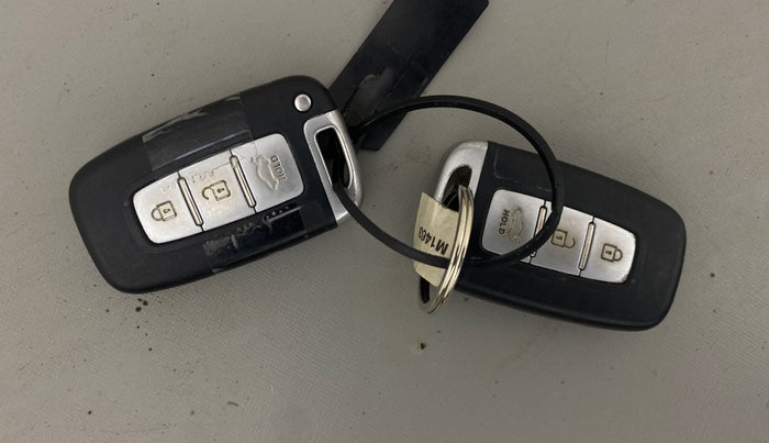 2014 Hyundai New Elantra 1.6 SX AT DIESEL, Diesel, Automatic, 1,02,277 km, Key Close Up