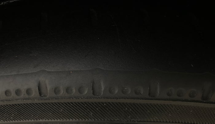 2014 Hyundai New Elantra 1.6 SX AT DIESEL, Diesel, Automatic, 1,02,277 km, Right Front Tyre Tread