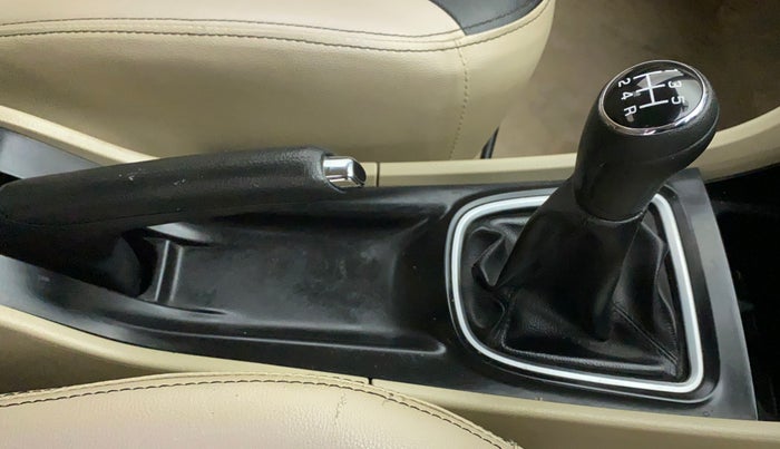 2017 Maruti Ciaz DELTA 1.4 MT PETROL, Petrol, Manual, 58,349 km, Gear Lever