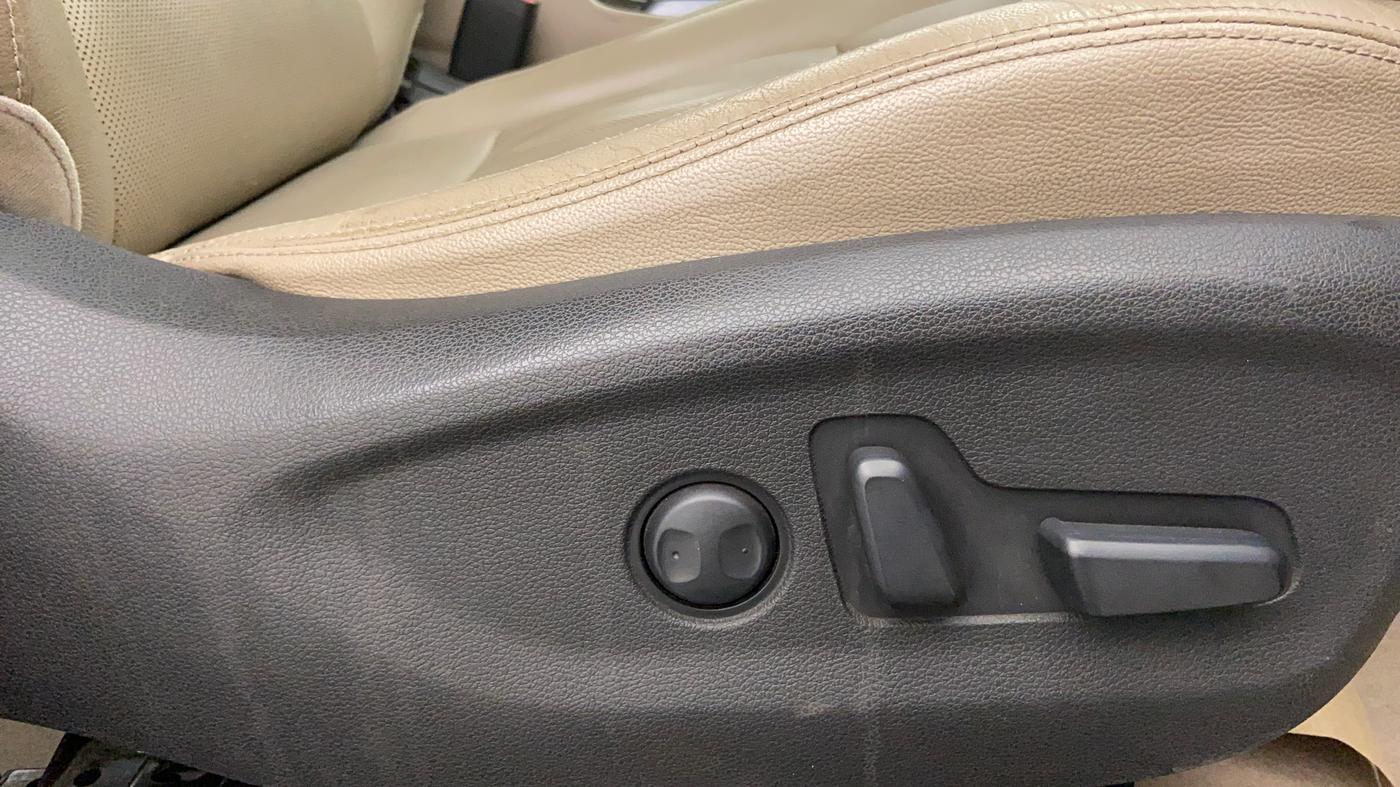 2017 Hyundai Tucson 2WD AT GLS DIESEL, Diesel, Automatic, 64,801 km, Driver Side Adjustment Panel