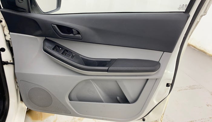 2023 Tata Tiago XT (O) PETROL, CNG, Manual, 44,923 km, Driver Side Door Panels Control