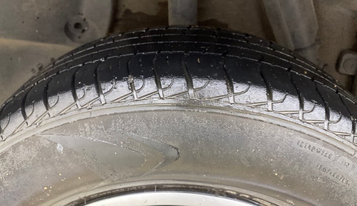 2016 Renault Duster 85 PS RXL DIESEL, Diesel, Manual, 1,29,567 km, Right Rear Tyre Tread