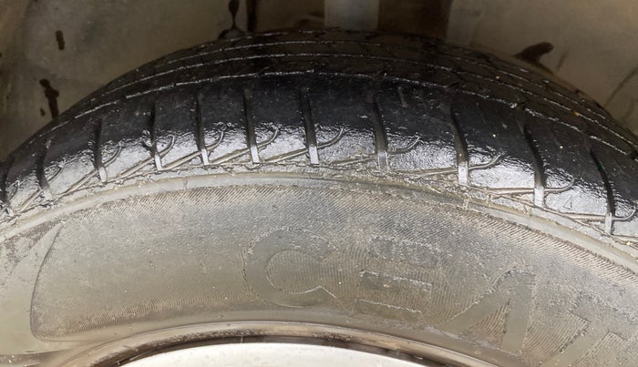 2016 Renault Duster 85 PS RXL DIESEL, Diesel, Manual, 1,29,567 km, Right Front Tyre Tread