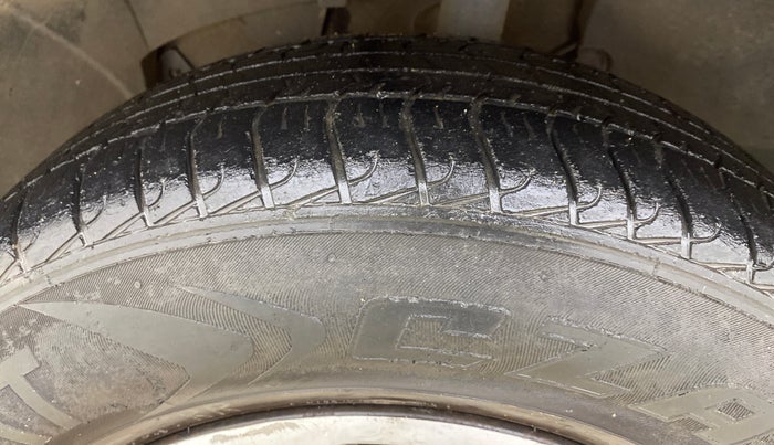 2016 Renault Duster 85 PS RXL DIESEL, Diesel, Manual, 1,29,567 km, Left Front Tyre Tread