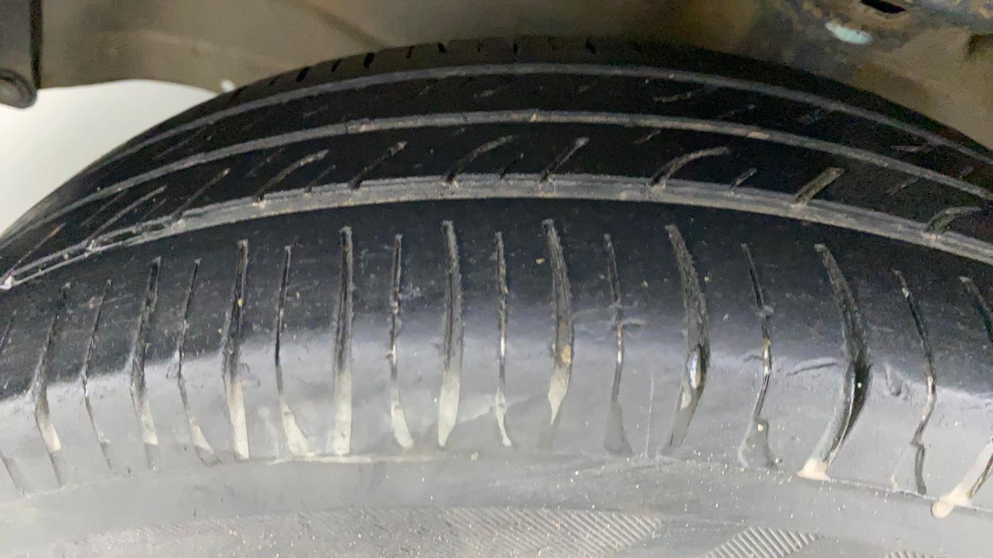 2013 Maruti Wagon R 1.0 VXI, Petrol, Manual, 71,857 km, Left Front Tyre Tread