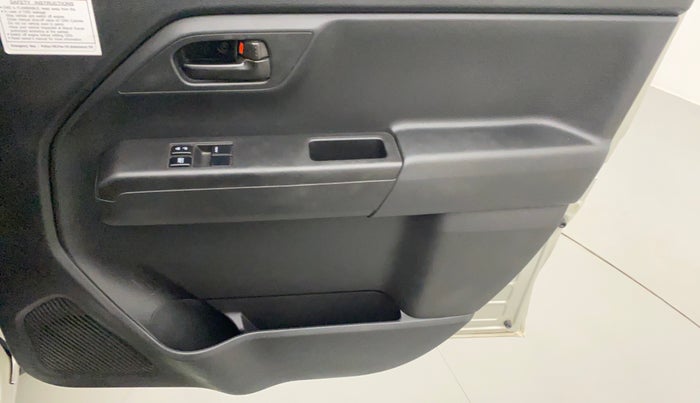 2020 Maruti New Wagon-R LXI CNG 1.0, CNG, Manual, 54,275 km, Driver Side Door Panels Control