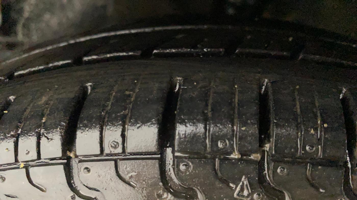 2014 Hyundai Eon D-LITE+, Petrol, Manual, 28,039 km, Left Front Tyre Tread