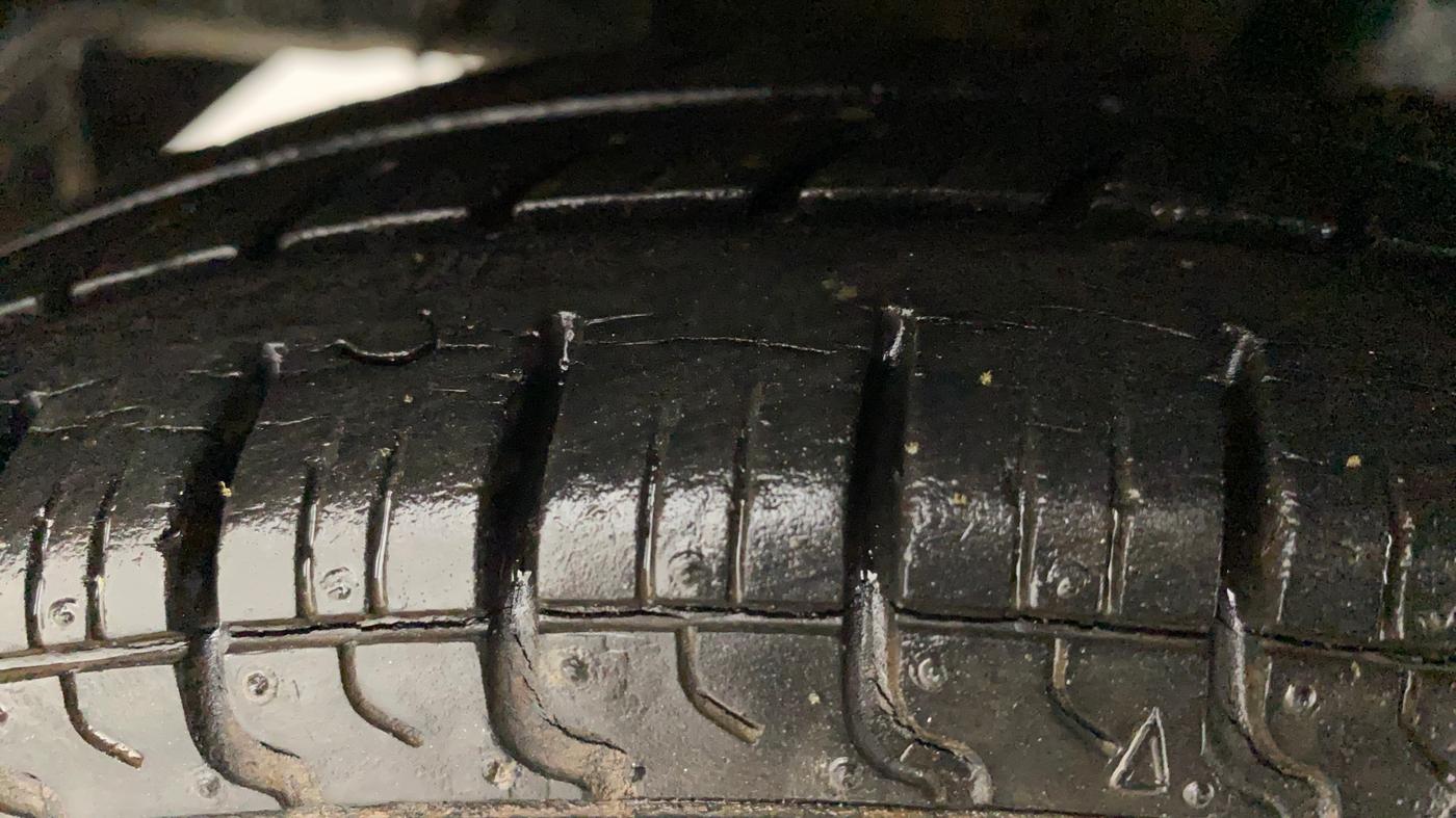2014 Hyundai Eon D-LITE+, Petrol, Manual, 28,039 km, Right Rear Tyre Tread