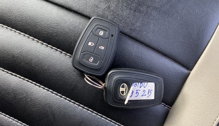 2018 Tata NEXON XZ PLUS PETROL, Petrol, Manual, 42,699 km, Key Close Up