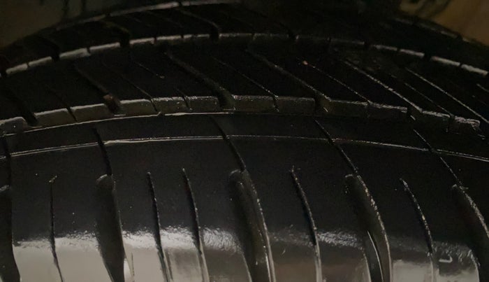 2018 Volkswagen Polo COMFORTLINE 1.2L, Petrol, Manual, 71,463 km, Left Front Tyre Tread