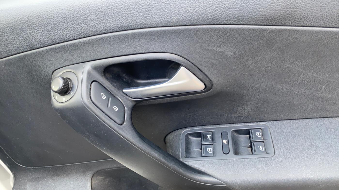 2018 Volkswagen Polo COMFORTLINE 1.2L, Petrol, Manual, 71,539 km, Driver Side Door Panels Control