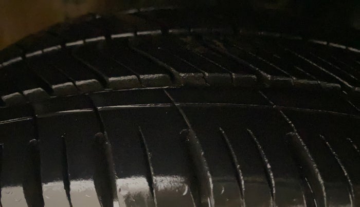 2018 Volkswagen Polo COMFORTLINE 1.2L, Petrol, Manual, 71,463 km, Right Front Tyre Tread