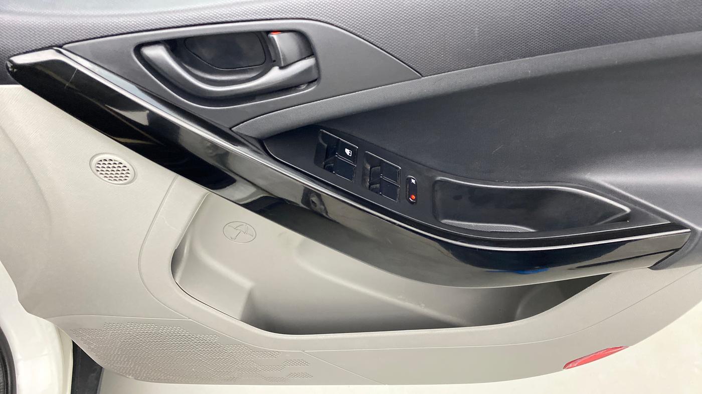 2019 Tata NEXON XM 1.5, Diesel, Manual, 70,862 km, Driver Side Door Panels Control