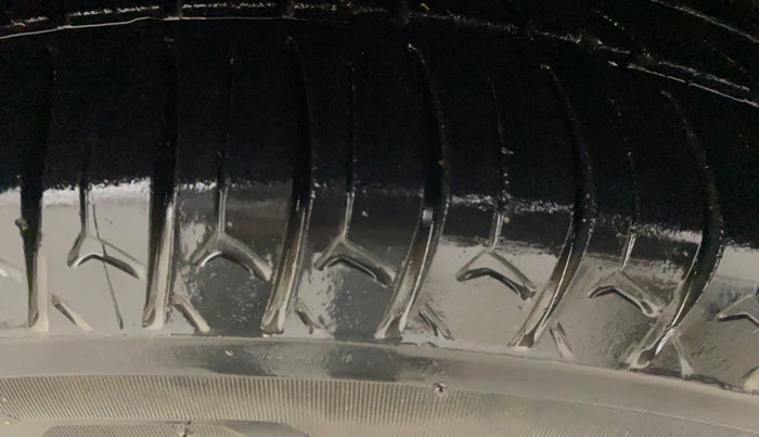 2019 Maruti Swift VXI AMT, Petrol, Automatic, 1,17,757 km, Right Front Tyre Tread