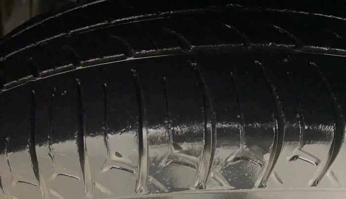 2019 Maruti Swift VXI AMT, Petrol, Automatic, 1,17,757 km, Left Front Tyre Tread