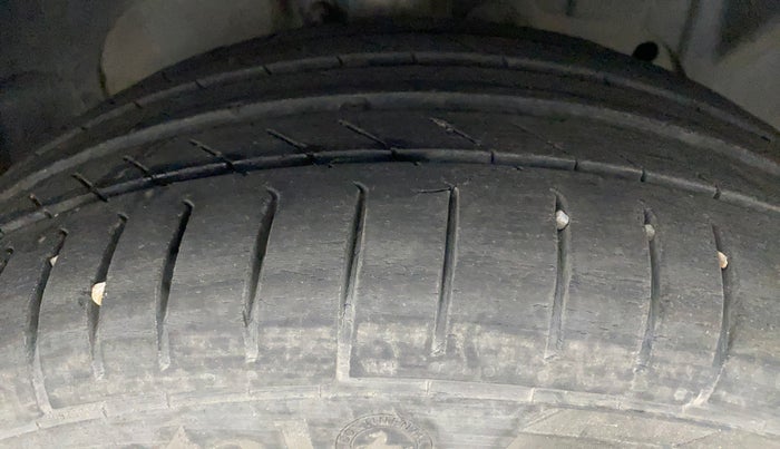 2017 Ford Ecosport TITANIUM+ 1.5L DIESEL, Diesel, Manual, 1,05,390 km, Right Front Tyre Tread