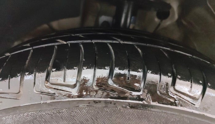 2021 Maruti Swift ZXI PLUS DUAL TONE, CNG, Manual, 55,586 km, Left Front Tyre Tread