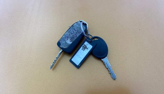 2016 Tata Tiago XT PETROL, Petrol, Manual, 70,339 km, Key Close Up