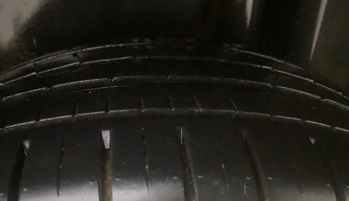2018 Maruti Ciaz ALPHA  AT 1.5 SHVS PETROL, Petrol, Automatic, 52,276 km, Left Rear Tyre Tread