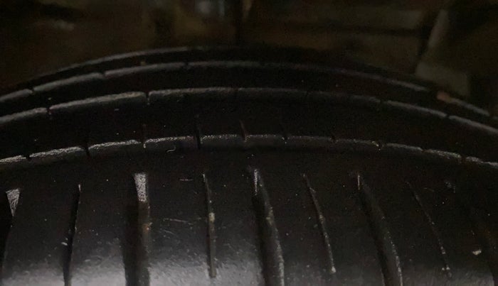 2018 Maruti Ciaz ALPHA  AT 1.5 SHVS PETROL, Petrol, Automatic, 52,276 km, Right Front Tyre Tread