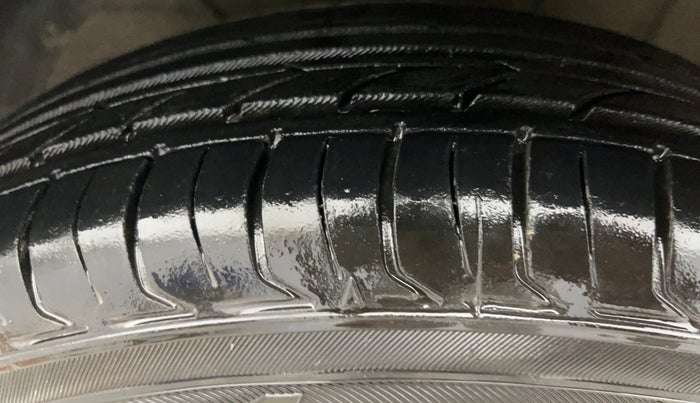 2019 Maruti Swift VXI, Petrol, Manual, 87,170 km, Left Front Tyre Tread