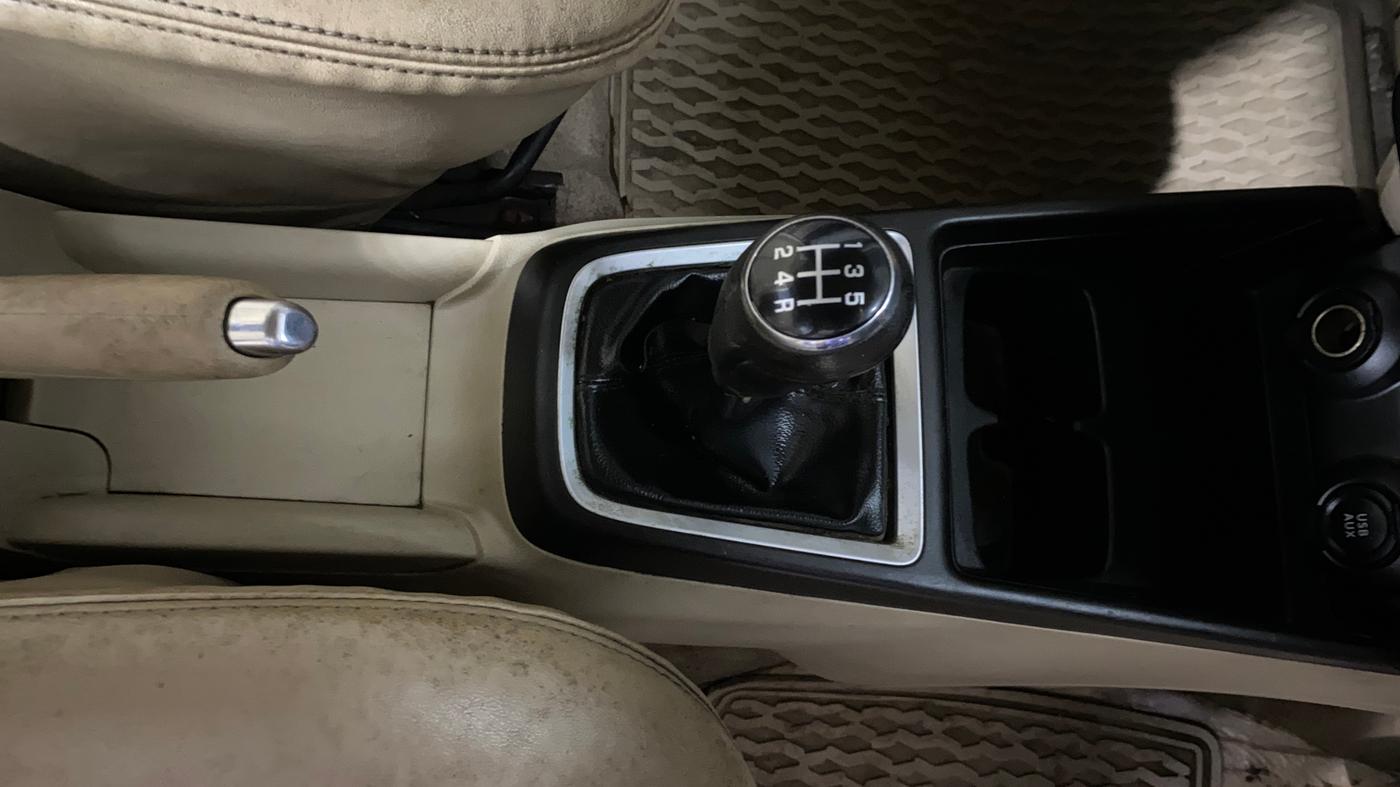 2017 Maruti Dzire ZXI, Petrol, Manual, 1,07,601 km, Gear Lever