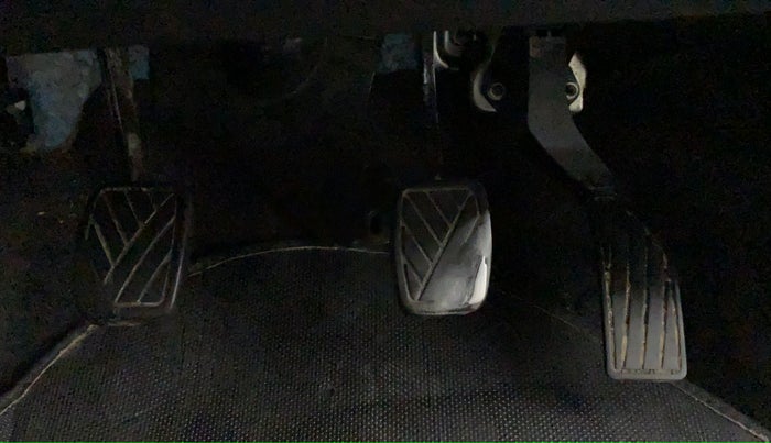 2015 Maruti Swift VXI, Petrol, Manual, 74,548 km, Pedals