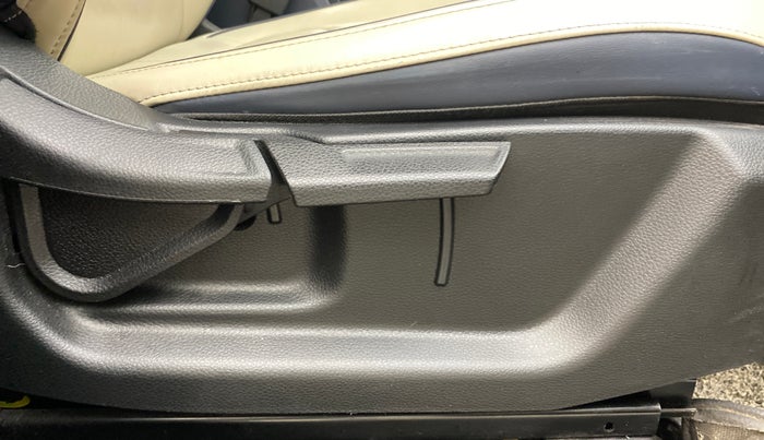 2022 KIA CARENS LUXURY PLUS 1.5 DIESEL AT 7 STR, Diesel, Automatic, 94,740 km, Driver Side Adjustment Panel