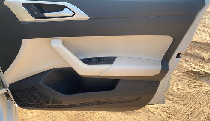 2022 Volkswagen VIRTUS TOPLINE TSI 1.0 AT, Petrol, Automatic, 67,723 km, Driver Side Door Panels Control