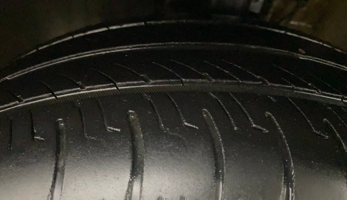 2015 Volkswagen Vento HIGHLINE 1.5 AT, Diesel, Automatic, 51,306 km, Left Front Tyre Tread