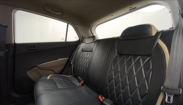 2016 Hyundai Grand i10 MAGNA 1.2 VTVT, Petrol, Manual, 61,467 km, Right Side Rear Door Cabin View