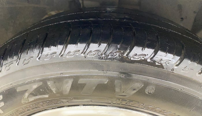 2018 Ford Figo Aspire TITANIUM 1.2 PETROL, CNG, Manual, 44,366 km, Right Front Tyre Tread