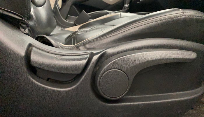 2016 Hyundai Creta SX PLUS AT 1.6 DIESEL, Diesel, Automatic, 98,153 km, Driver Side Adjustment Panel