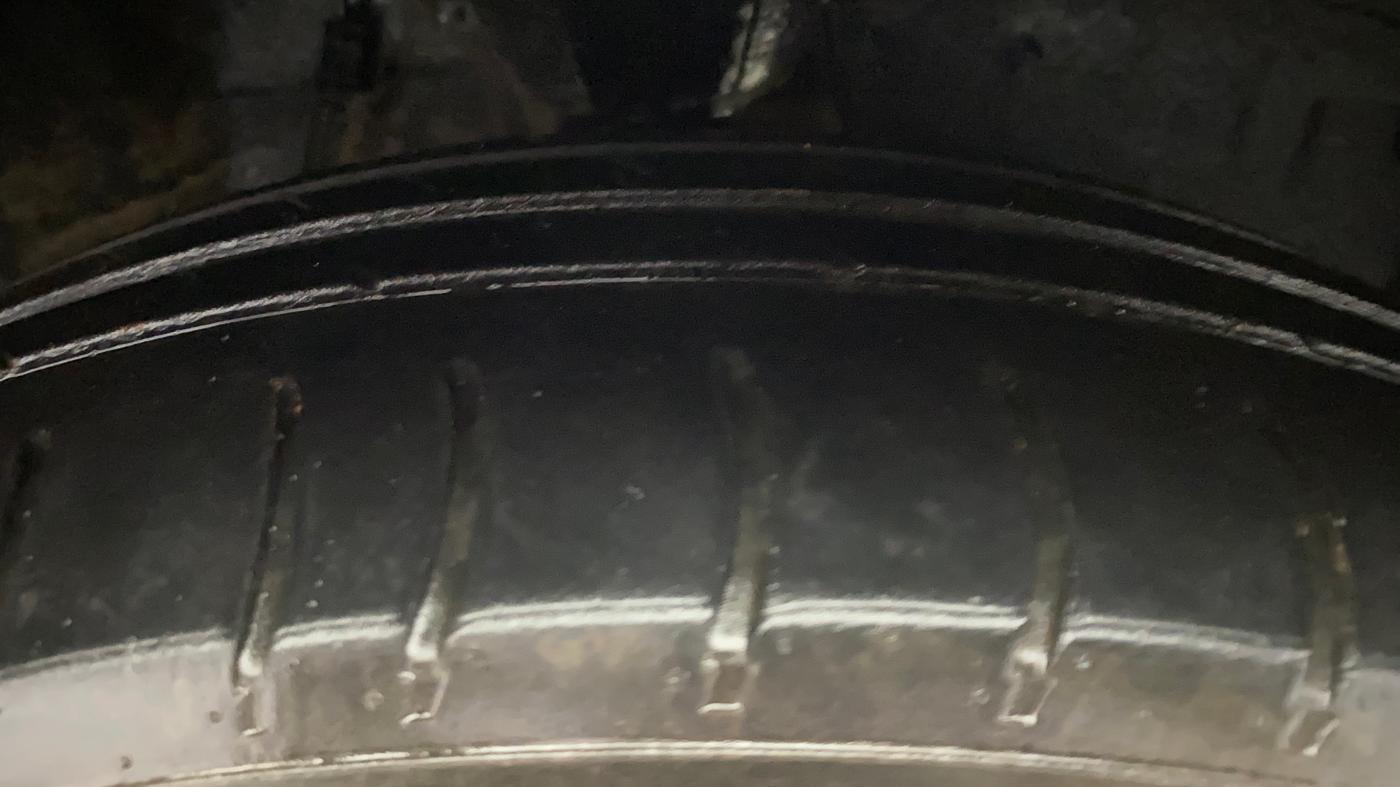 2013 Hyundai i10 ERA 1.1, Petrol, Manual, 1,13,644 km, Right Front Tyre Tread