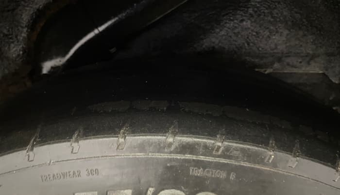 2013 Hyundai i10 ERA 1.1, Petrol, Manual, 1,13,644 km, Left Rear Tyre Tread