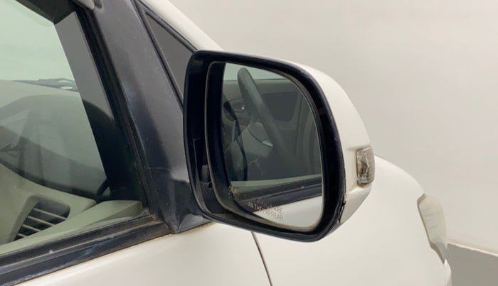 2014 Toyota Innova 2.5 VX 8 STR, Diesel, Manual, 82,235 km, Right rear-view mirror - ORVM switch has minor damage