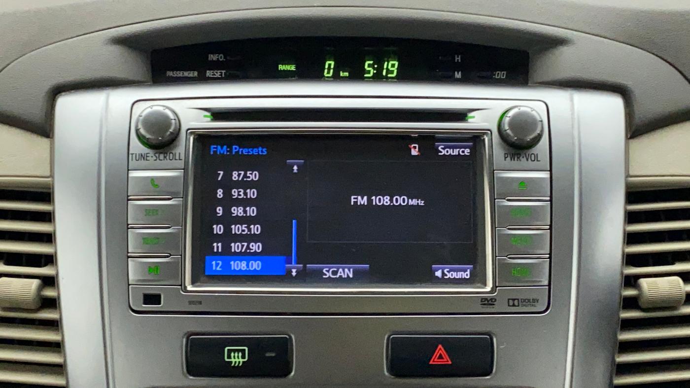 2014 Toyota Innova 2.5 VX 8 STR, Diesel, Manual, 82,235 km, Infotainment System