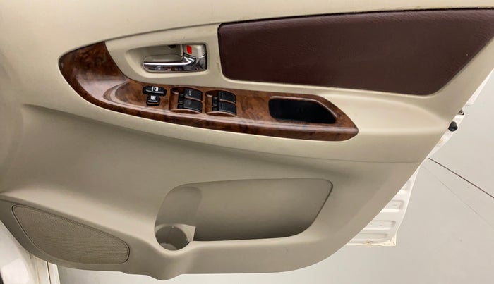 2014 Toyota Innova 2.5 VX 8 STR, Diesel, Manual, 82,235 km, Driver Side Door Panels Control