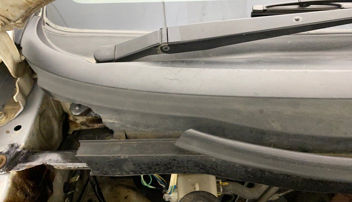 2014 Toyota Innova 2.5 VX 8 STR, Diesel, Manual, 82,235 km, Bonnet (hood) - Cowl vent panel has minor damage